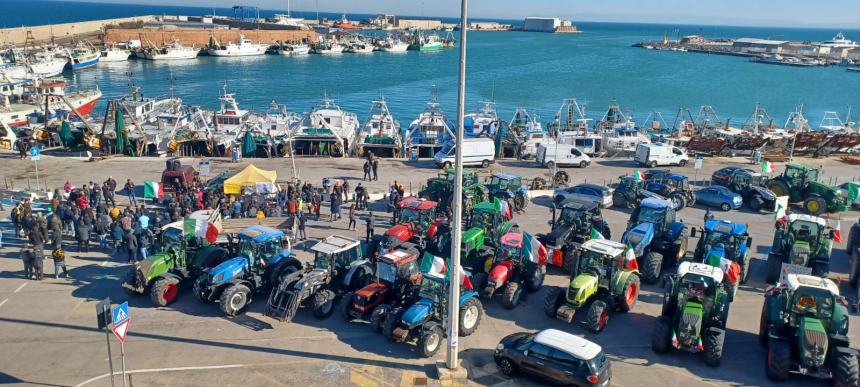 Clacson e sirene, pescatori e agricoltori al porto contro l'Europa matrigna