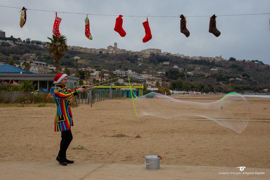 La Befana a Vasto arriva su una moto d'acqua, in tanti alla Marina