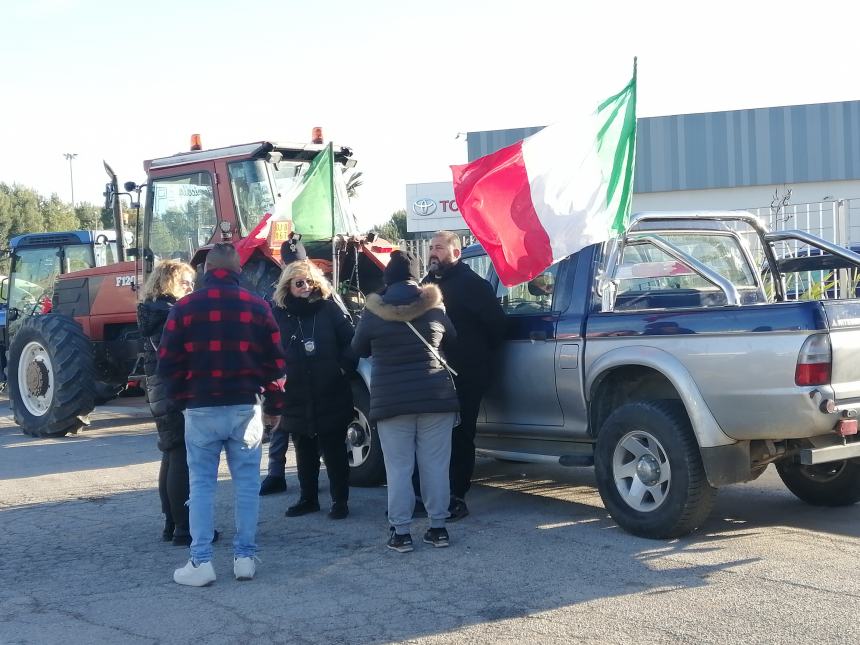 Agricoltori protestano a Vasto: "Non si può più coltivare, i costi ci stanno massacrando"