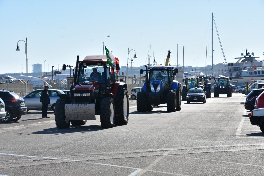 Clacson e sirene, pescatori e agricoltori al porto contro l'Europa matrigna