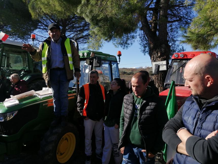 Agricoltori protestano a Vasto: "Non si può più coltivare, i costi ci stanno massacrando"