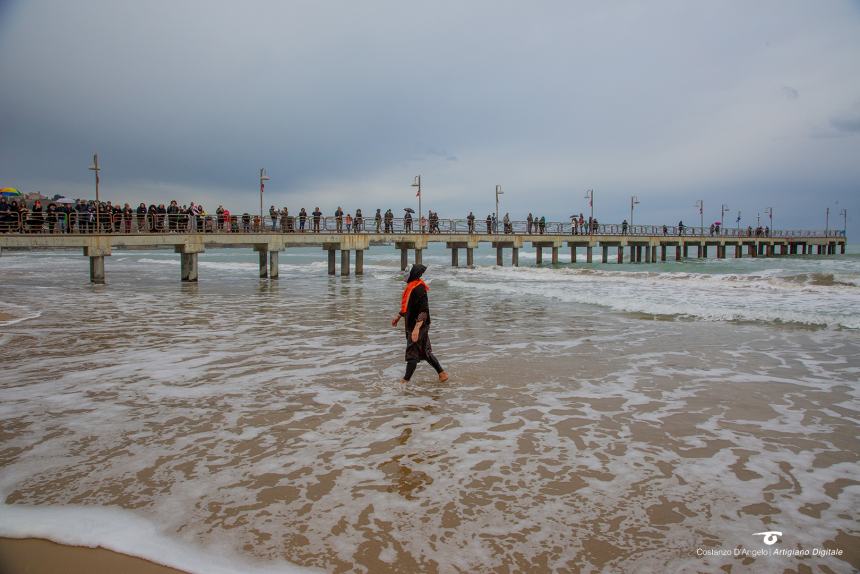 La Befana a Vasto arriva su una moto d'acqua, in tanti alla Marina