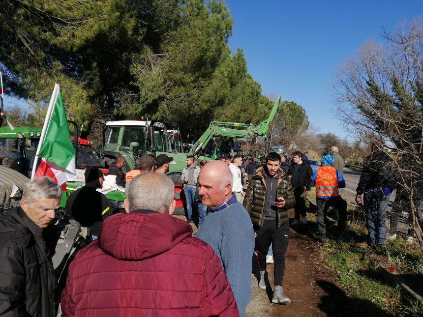 Agricoltori protestano a Vasto: "Non si può più coltivare, i costi ci stanno massacrando"