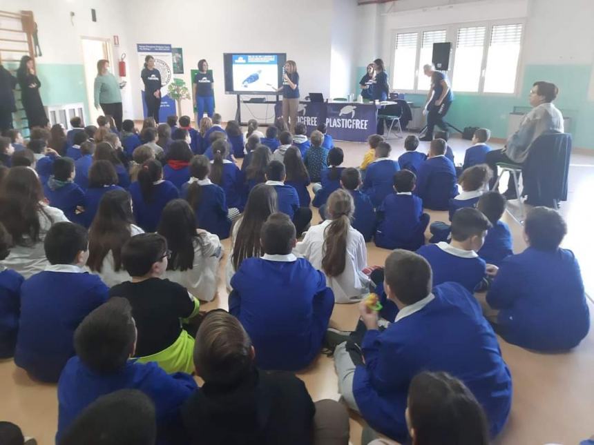 No all'inquinamento: gli alunni della Nuova Direzione Didattica a scuola di "Plastic free" 