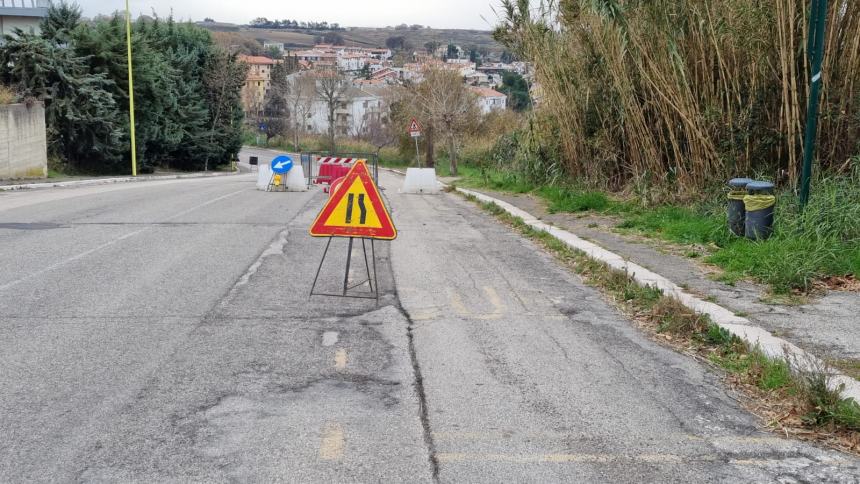 Si apre una buca in via Torino