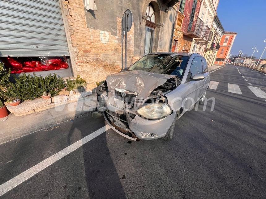 Scontro tra due auto a Casalbordino in via Porta Nuova