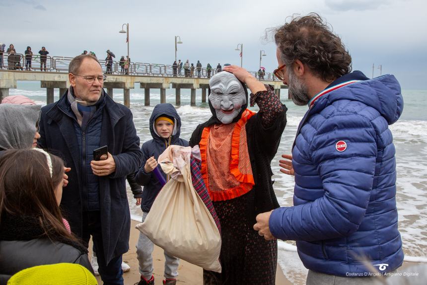 La Befana a Vasto arriva su una moto d'acqua, in tanti alla Marina