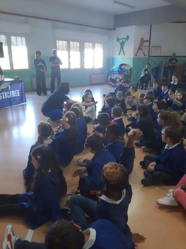 No all'inquinamento: gli alunni della Nuova Direzione Didattica a scuola di "Plastic free" 