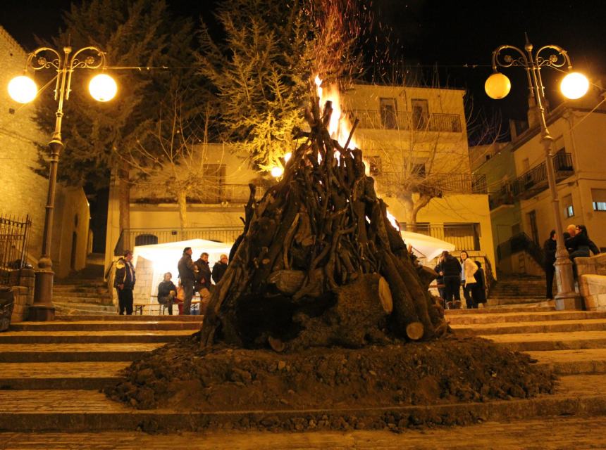 A Colletorto i fuochi in onore di Sant'Antonio Abate