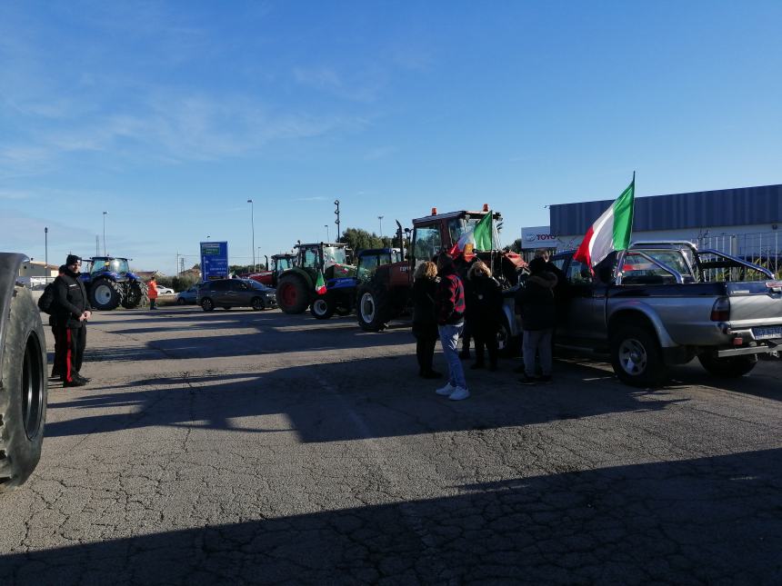 Agricoltori protestano a Vasto: "Non si può più coltivare, i costi ci stanno massacrando"