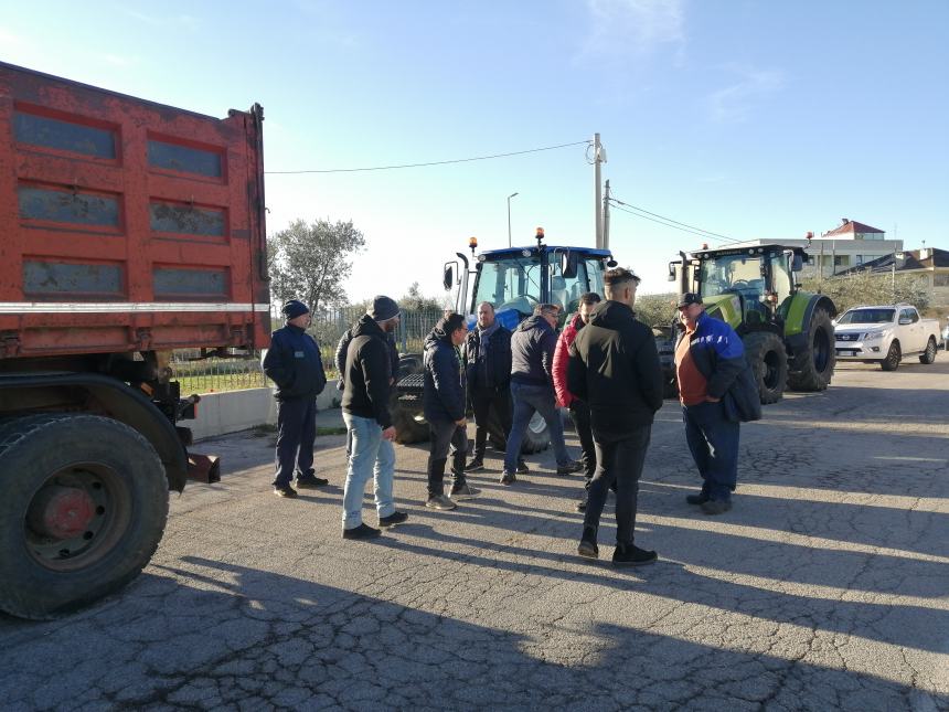 Agricoltori protestano a Vasto: "Non si può più coltivare, i costi ci stanno massacrando"