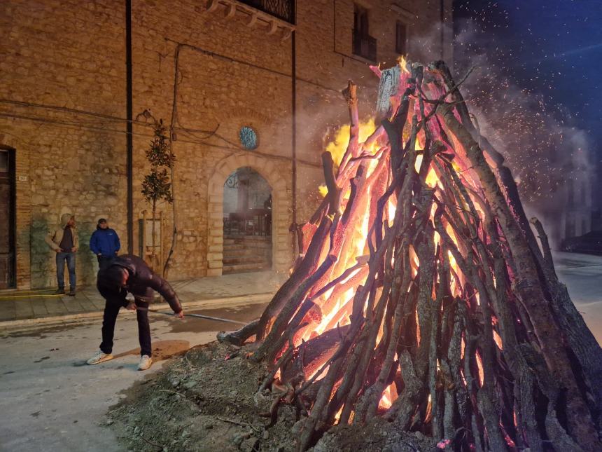 Bagno di folla intorno agli altissimi falò nel “Borgo degli Angioini”