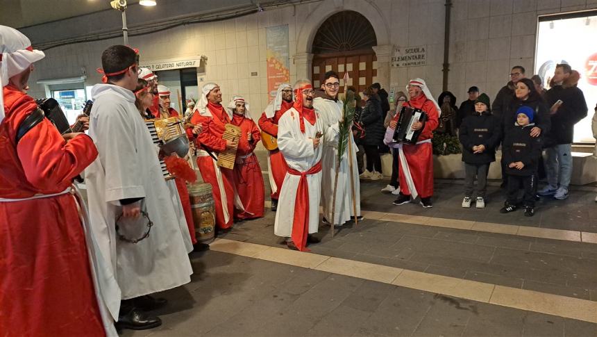 Impazza la tradizione del San Sebastiano, il canto coinvolge adulti e ragazzi