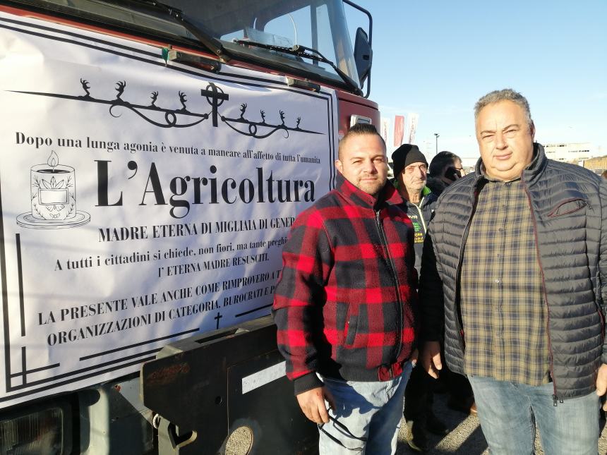 Agricoltori protestano a Vasto: "Non si può più coltivare, i costi ci stanno massacrando"