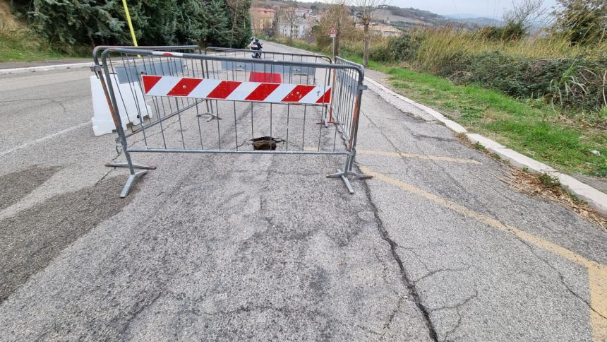 Si apre una buca in via Torino