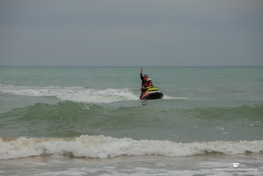 La Befana a Vasto arriva su una moto d'acqua, in tanti alla Marina