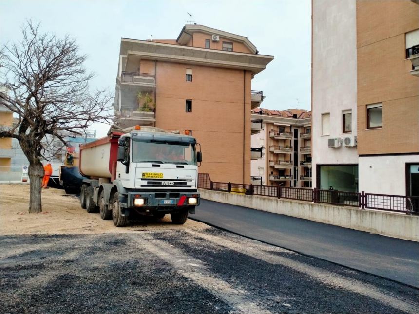 Rifacimento manto stradale: ultimato il parcheggio in via Alessandrini