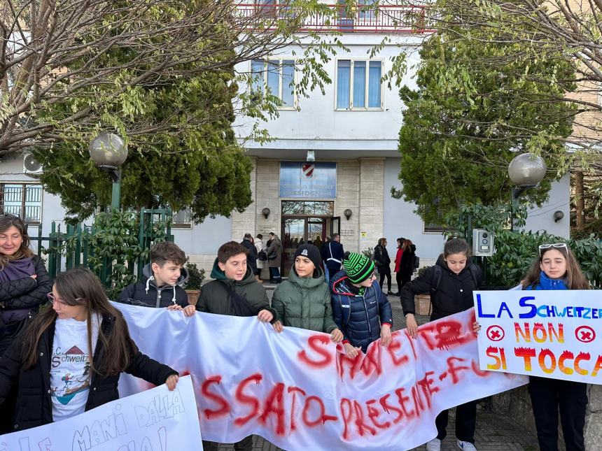 La protesta del comprensivo Schweitzer al Consiglio regionale