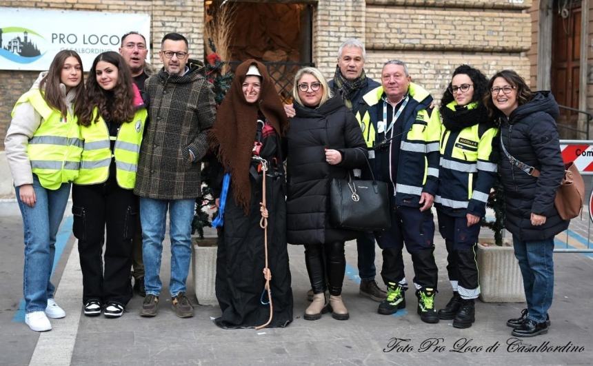 In tanti a Casalbordino per ammirare  la discesa della Befana dalla Torre Civica 