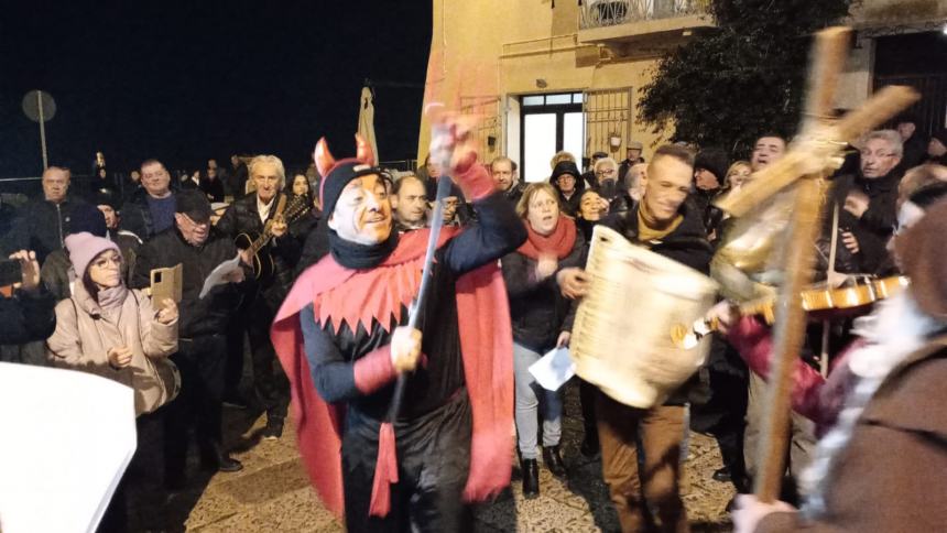 Vasto ha omaggiato "Lu Sand'Andunie" con due cori nel centro storico 