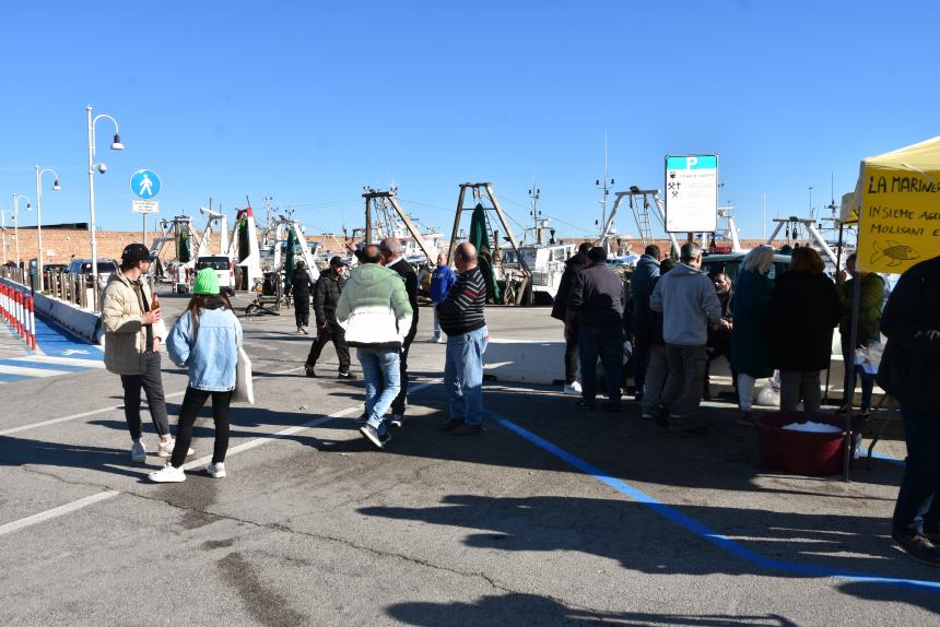 Clacson e sirene, pescatori e agricoltori al porto contro l'Europa matrigna