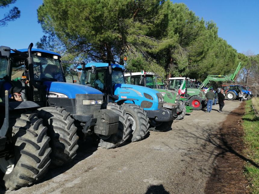 Agricoltori protestano a Vasto: "Non si può più coltivare, i costi ci stanno massacrando"