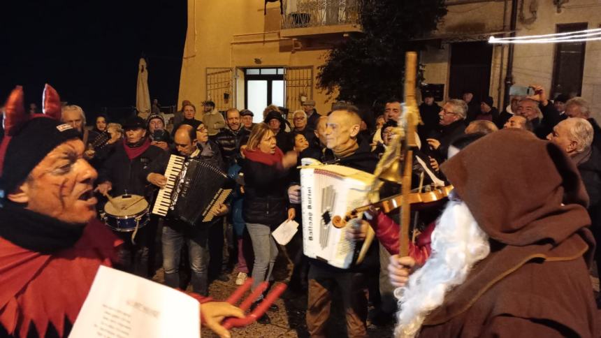 Vasto ha omaggiato "Lu Sand'Andunie" con due cori nel centro storico 