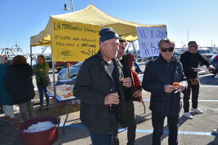 Clacson e sirene, pescatori e agricoltori al porto contro l'Europa matrigna