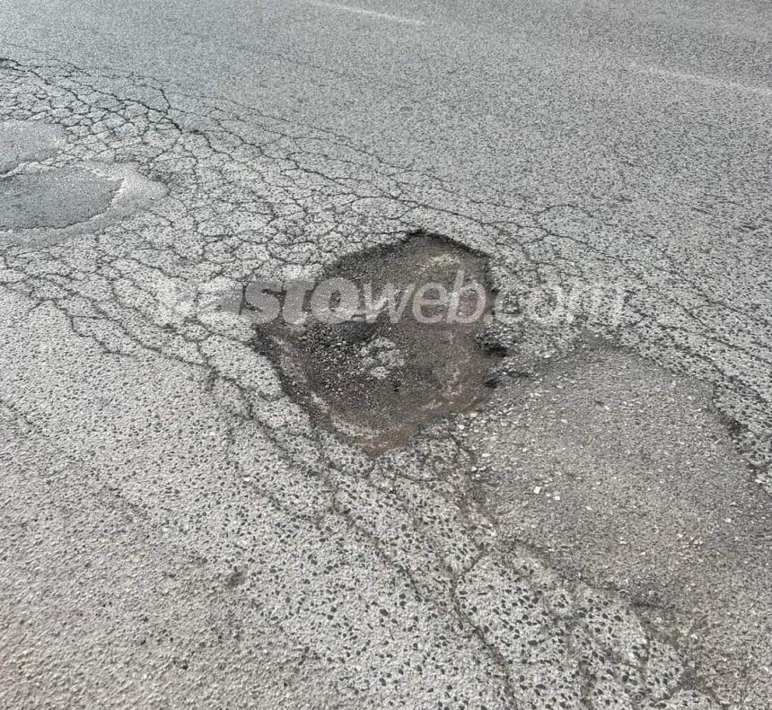 “Profonda buca in corso Mazzini, un pericolo per auto e motorini”