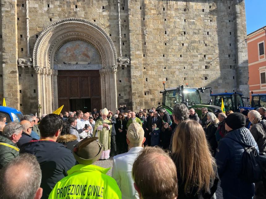 Oltre 60 trattori e centinaia di agricoltori alla giornata del ringraziamento Coldiretti