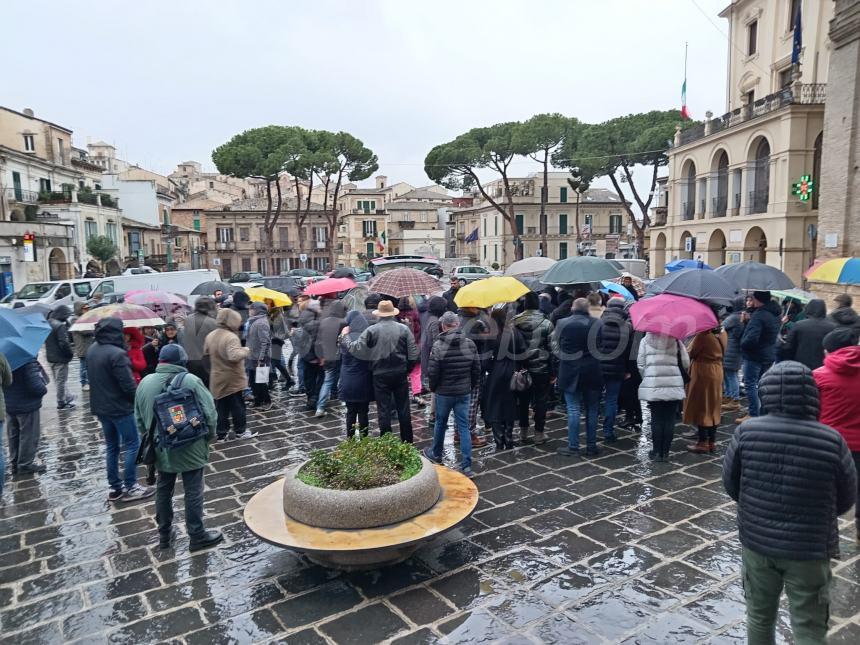 La pioggia battente accompagna Roberto Caporale per il suo ultimo viaggio