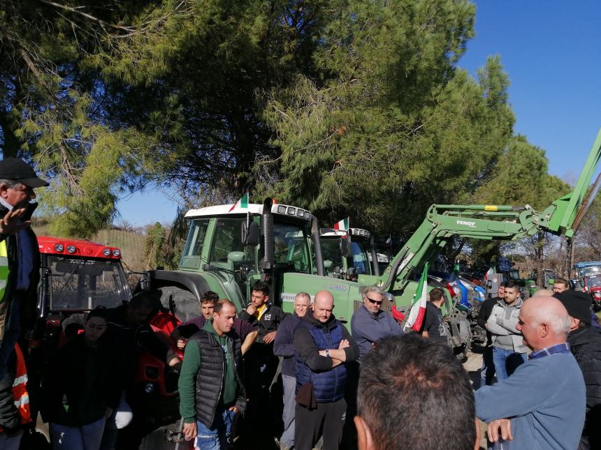 Agricoltori protestano a Vasto: "Non si può più coltivare, i costi ci stanno massacrando"