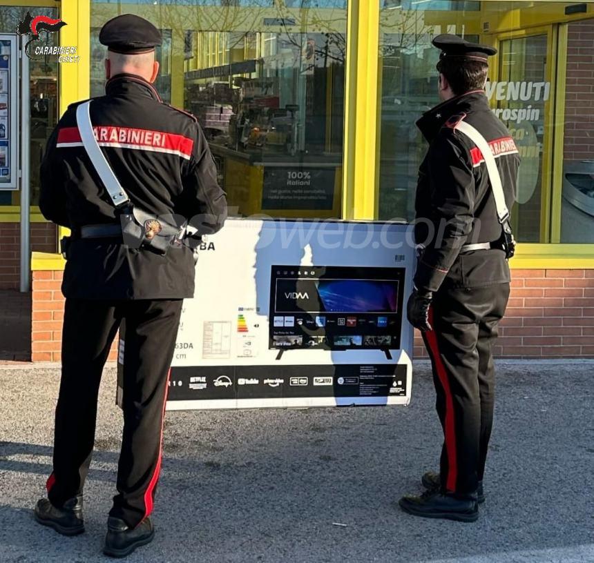 Ruba una smart tv da un supermercato, denunciato un 27enne