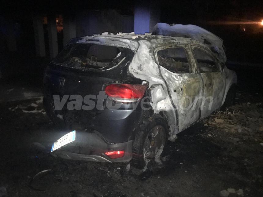 Auto in fiamme a Vasto Marina, intervengono i Vigili del fuoco