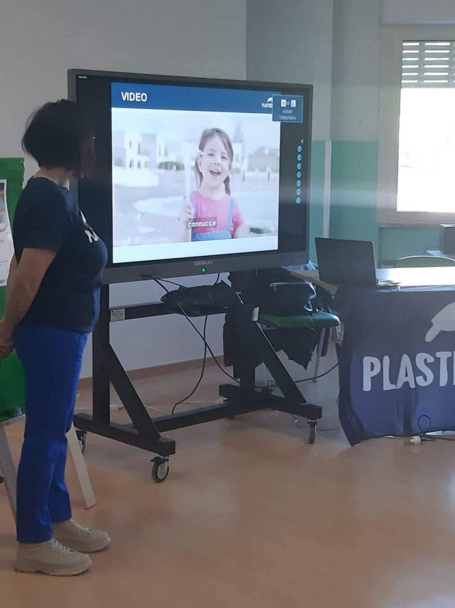 No all'inquinamento: gli alunni della Nuova Direzione Didattica a scuola di "Plastic free" 