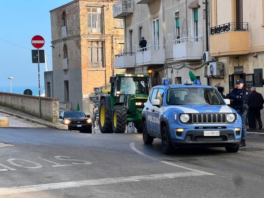 Clacson e sirene, pescatori e agricoltori al porto contro l'Europa matrigna