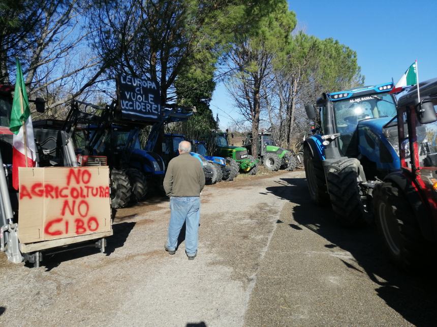 Agricoltori protestano a Vasto: "Non si può più coltivare, i costi ci stanno massacrando"