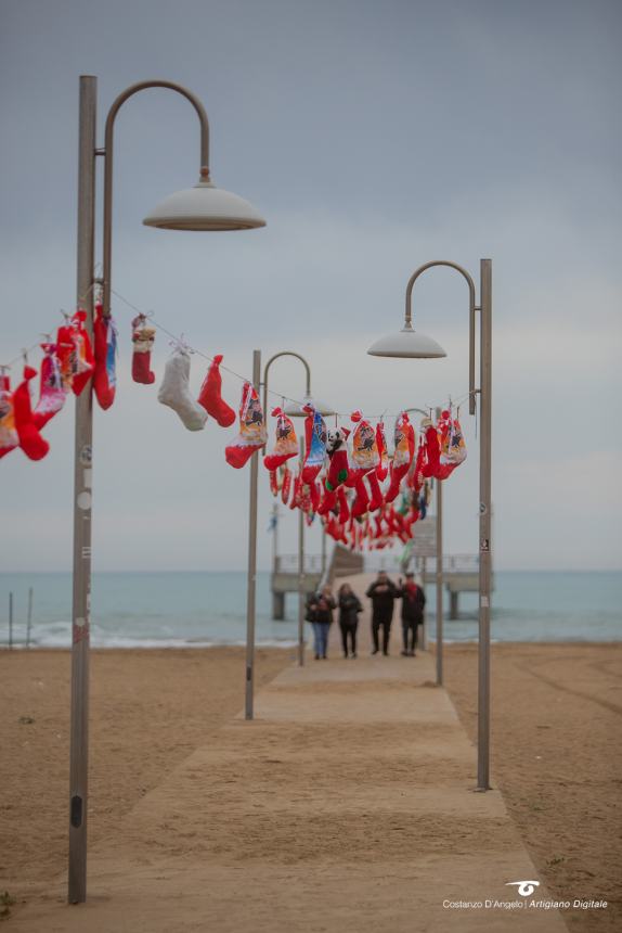 La Befana a Vasto arriva su una moto d'acqua, in tanti alla Marina