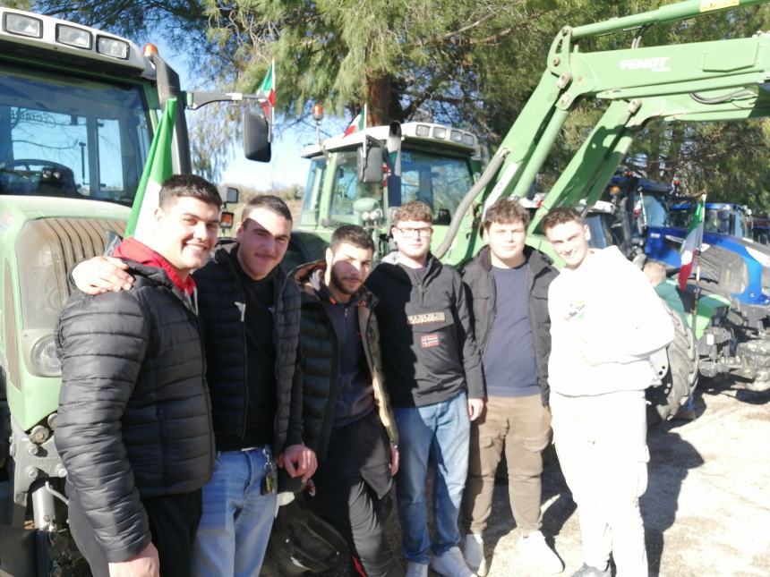 Agricoltori protestano a Vasto: "Non si può più coltivare, i costi ci stanno massacrando"