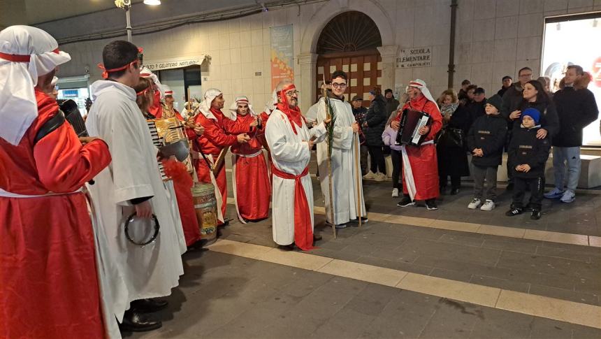 Impazza la tradizione del San Sebastiano, il canto coinvolge adulti e ragazzi