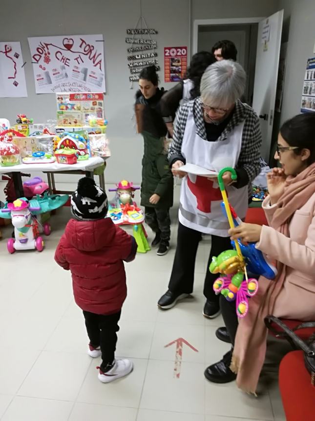 Sensibili e generosi, doni raccolti dalla Croce Rossa per bimbi meno fortunati