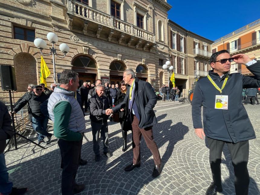 Oltre 60 trattori e centinaia di agricoltori alla giornata del ringraziamento Coldiretti