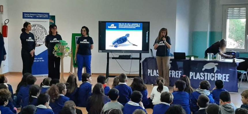 No all'inquinamento: gli alunni della Nuova Direzione Didattica a scuola di "Plastic free" 