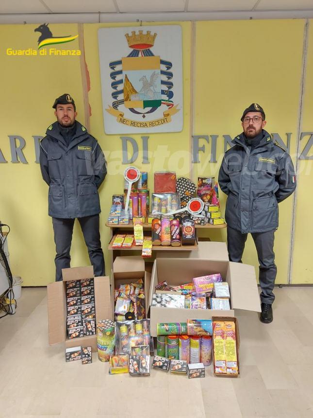 Sequestrati oltre 13.500 fuochi d'artificio in un negozio dalla Guardia di finanza