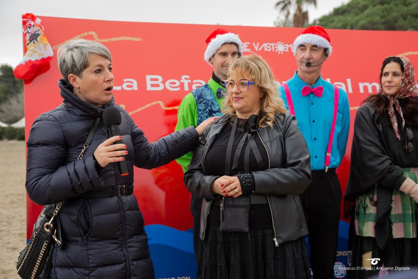 La Befana a Vasto arriva su una moto d'acqua, in tanti alla Marina