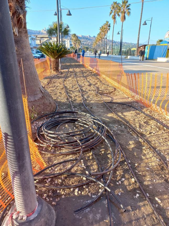 Vasto Marina cambia look: manto verde per le aiuole del lungomare