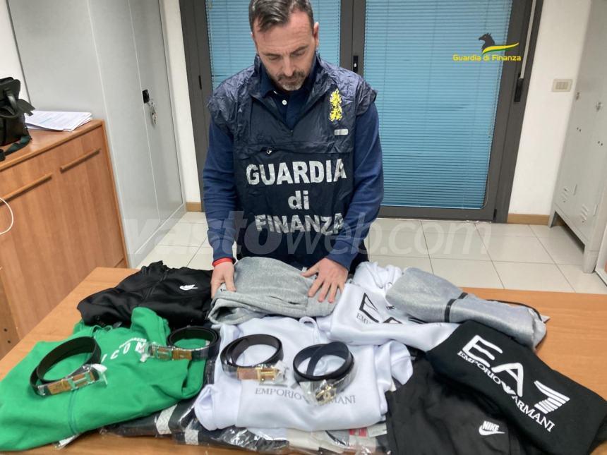 Centinaia di capi d’abbigliamento con marchi contraffatti: sequestrati 