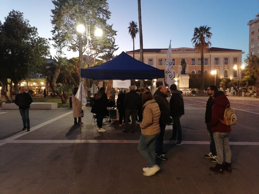 Associazione Schierarsi in piazza Monumento