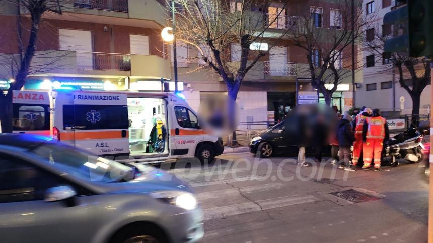 Scontro scooterone-auto in corso Mazzini, ferito un uomo