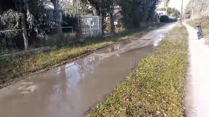 Perdita d’acqua lungo la pista ciclabile, la Sasi: “Provvederemo alla riparazione”